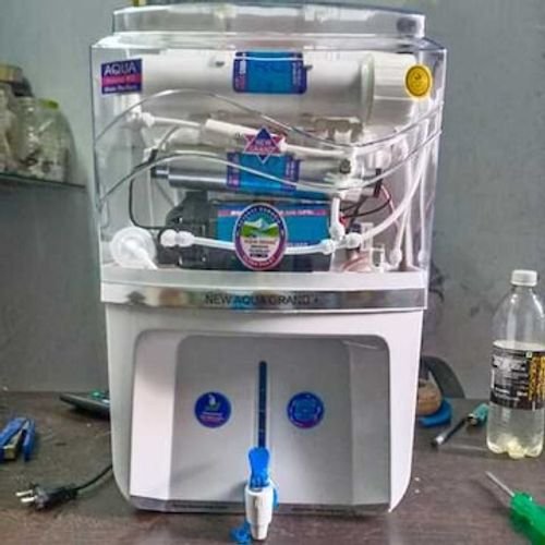 Water purifier cleaning and maintenance